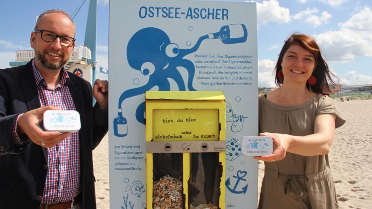 Den Ostsee-Ascher in klein und groß zeigen Tourismusdirektor Matthias Fromm und Nardine Stybel, Geschäftsführerin der EUCC-Küstenunion. Im nächsten Jahr könnte noch fünf weitere der großen Exemplare dazukommen. Aber das hängt noch von der Finanzierung ab.  