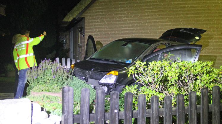 Verkehrsunfall in Rövershagen: 62-Jähriger landet mit Auto in Vorgarten und stirbt hinter dem Steuer