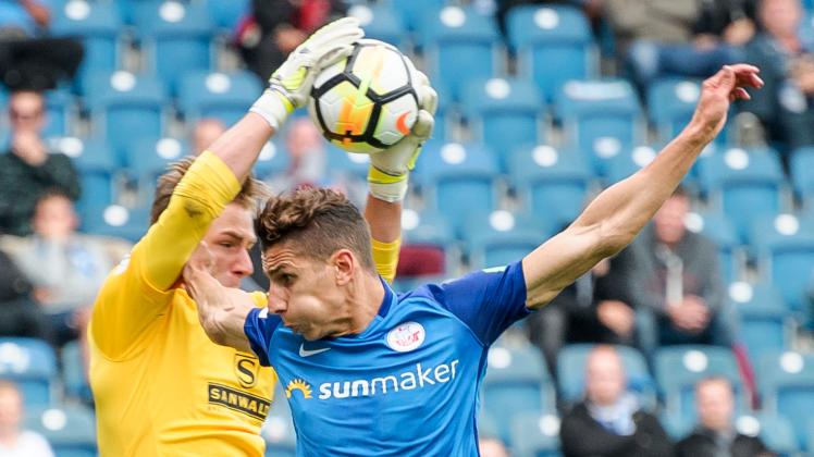 Hansas Soufian Benyamina scheiterte mehrfach an Großaspachs Keeper Kevin Broll. Hansas Soufian Benyamina scheiterte mehrfach an Großaspachs Keeper Kevin Broll.