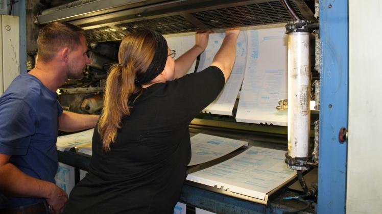 Das Anbringen der Druckplatten in der Maschine erfordert Fingerspitzengefühl. 