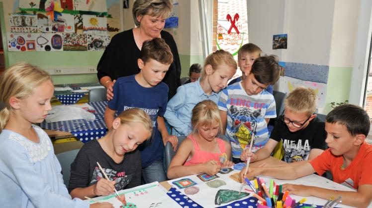 Die Kinder der Gammeliner Grundschule lernen den Künstler Hundertwasser näher kennen, erfahren viel über Farbgestaltung sowie fertigen nach dem Vorbild von Friedensreich Hundertwasser Bilder. 