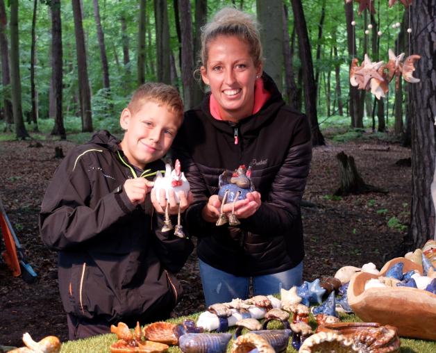 Keramik-Hühner für die Oma oder doch lieber ein freundlicher Regenwurm? Andrea Clausius und Sohn Nils haben die Qual der Wahl. Keramik-Hühner für die Oma oder doch lieber ein freundlicher Regenwurm? Andrea Clausius und Sohn Nils haben die Qual der Wahl.