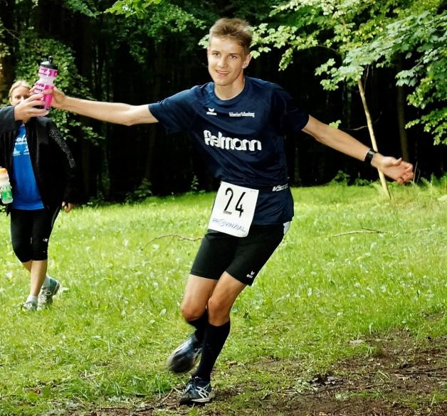 Mit akrobatischem Geschick greift der erst 15-jährige Hannes Kuntermann zur Flasche