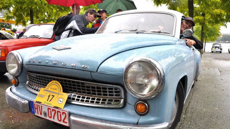 67 Jahre ohne Ausfall: Ronald Skistims kam mit seinem Wartburg 311 nach Schwerin – und erhaschte viele Blicke. 67 Jahre ohne Ausfall: Ronald Skistims kam mit seinem Wartburg 311 nach Schwerin – und erhaschte viele Blicke.