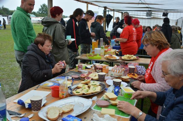 Frühstück für alle: Mitglieder der Ortsgruppe Kurzen Trechow der Volkssolidarität sorgten für eine Stärkung am Morgen.