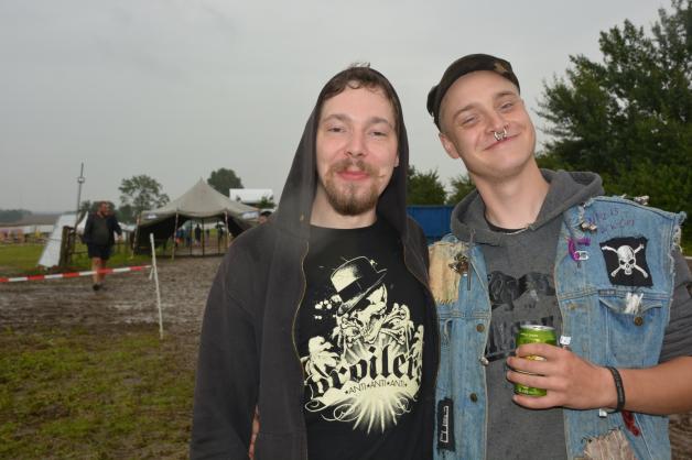 Sie waren gut drauf: Stephan Latuske und Christopher Sauer kamen aus Rostock zum Musikfestival in Langen Trechow.