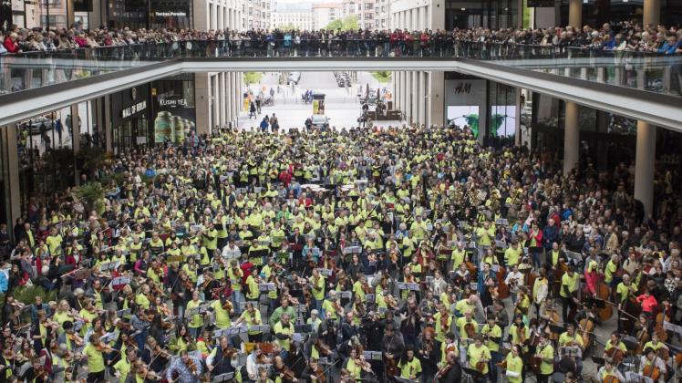 Der Symphonic Mob mit dem Deutschen Sinfonieorchester Berlin unter Leitung von Kent Nagano in der Mall of Berlin lockte im vergangenen Jahr tausende Berliner.  
