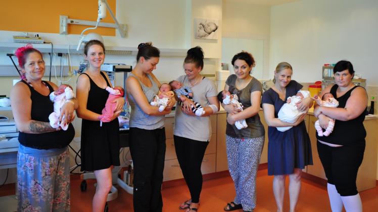 So schön können nur junge Mütter lächeln: Diese sieben Frauen brachten  ihre Kinder im Crivitzer Krankenhaus zur Welt – alle an ein und demselben Tag. 