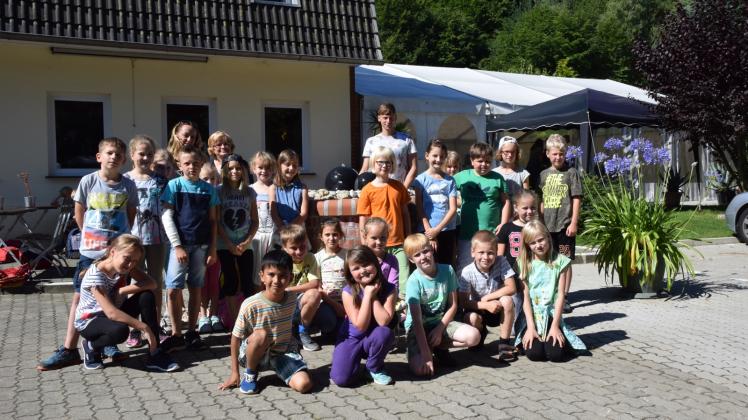 Die Hortkinder der Adolf-Diesterweg-Grundschule hatten gestern das Café mit Pension „Am Brunnen“ als Etappenziel.