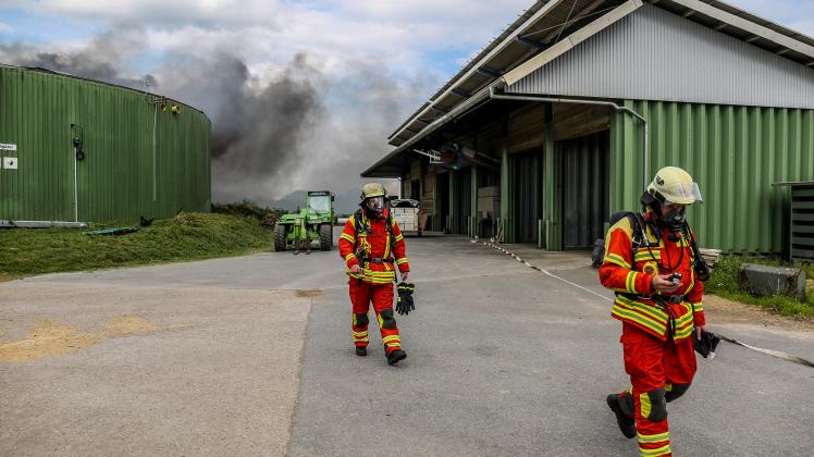 Bevor die Feuerwehr mit den Löscharbeiten beginnen kann, muss geklärt werden, welche Stoffe brennen. 