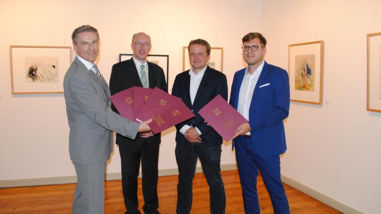 Fünf Fördermittelbescheide brachte Minister Christian Pegel (2.v.l.) mit ins Holstein-Haus. Bernd-Rolf Smerdka, Rico Badenschier und Dirk Kretzschmar freuten sich über knapp 600 000 Euro. 