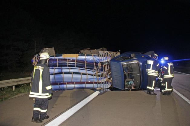 Der mit Kanus beladene Transport an der Unfallstelle Der mit Kanus beladene Transport an der Unfallstelle