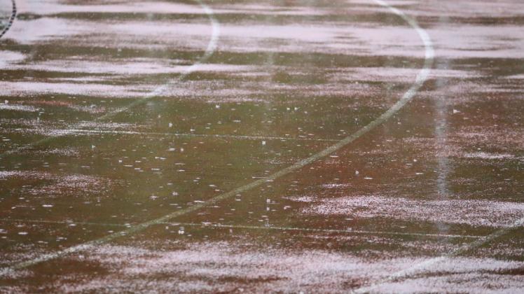 Viel Regen prasselte in den vergangenen Tagen auf die Tartanbahn im Thälmann-Stadion.  