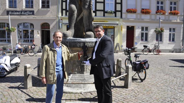 Vor dem Roland auf dem Großen Markt übergibt Dr. Jürgen Schulz den kleinen Roland an Museumsleiter Frank Riedel.  Fotos: Renè Hill 