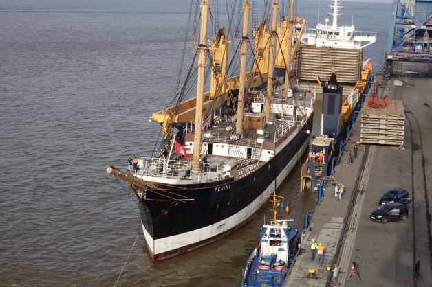 Das Ausdocken geht los: Die „Peking“ wird aus dem Dockschiff geschleppt. Das Ausdocken geht los: Die „Peking“ wird aus dem Dockschiff geschleppt.