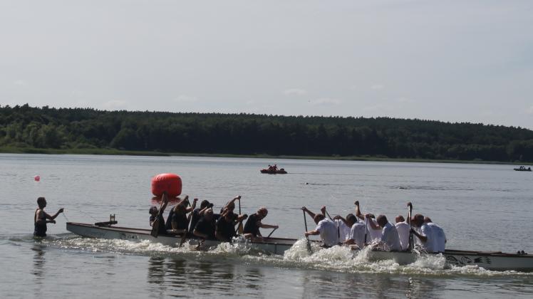 Tauziehen auf Drachenbootart: Die Paddel fest im Griff kämpfen wie im vergangenen Jahr zwei Achterteams in einem Boot. 