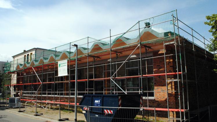 Die eingerüstete Mensa der John-Brinckman-Schule: Das Dach des Gebäudes wird von außen und innen saniert.  Fotos: Koepke (2) 