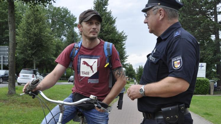 Polizeihauptmeister Jürgen Leonhardt kontrolliert zum Auftakt der landesweiten Aktion einen Radfahrer in Wismar.