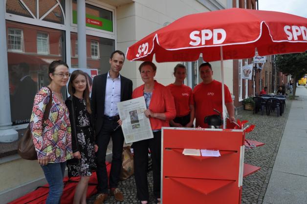 Die verzweifelte Familie Burow aus dem letzte Woche überfluteten Gutshaus Goldenbow suchte Hilfe bei der SPD-Direktkandidatin.