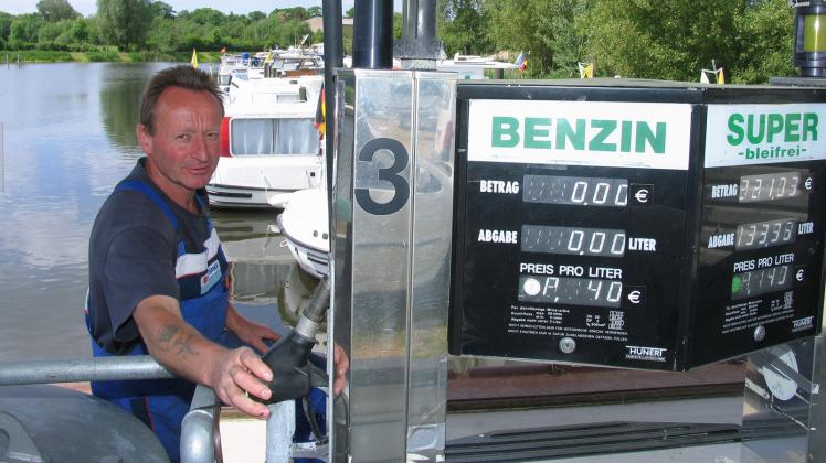 Pächter Hans Ahrendt bietet Skippern im Hafen in Garwitz schon seit zehn Jahren auch eine Wassertankstelle an. Sein umfassender Service genießt großen Anklang.   