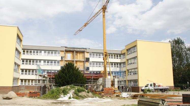 Eines der größten Projekte steht kurz vor dem Abschluss: Für 5,4 Millionen Euro wird die ehemalige Berufsschule in der Erich-Schlesinger-Straße saniert. Sie soll künftig als erweiterter Schulstandort der Kooperativen Gesamtschule Südstadt genutzt werden.  