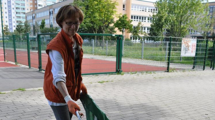 Auch der Bereich am Schmarler Schulkomplex gehört zu Regina Redottées Revier, das sie wöchentlich abgeht und sauberhält. In den Ferien gibt es weniger, aber immer noch zu viel Müll. Auch der Bereich am Schmarler Schulkomplex gehört zu Regina Redottées Revier, das sie wöchentlich abgeht und sauberhält. In den Ferien gibt es weniger, aber immer noch zu viel Müll.