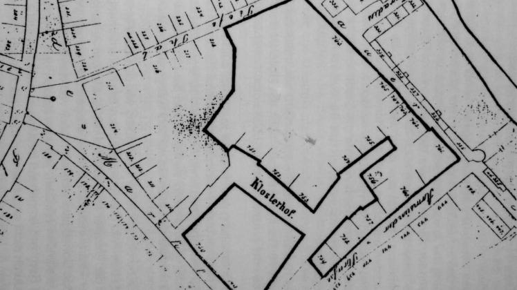 Zu sehen sind hier die Gebäude der „Amtsfreiheit“ am Klosterhof in einem Stadtplan aus dem Jahr 1862. Wilhelm Mastaler hat darauf in seinem Buch „Eine Güstrower Stadtkunde“ verwiesen.  Repro: Ulrich Schirow 