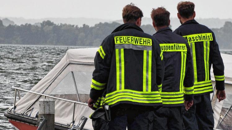 Immer wieder hielten die Männer der angrenzenden Feuerwehr Ausschau nach dem vermeintlich Vermissten auf dem Schweriner See.  