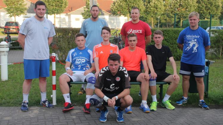 Auch wenn durch die Sommerferien einige Akteure fehlen, die Perleberger Handballer bereiten sich unter dem neuen Trainerduo Marcel Domagala (hinten, 2. von rechts) und Gordon Wudke (h., 2. v. l.) intensiv auf die Landesligasaison vor.  