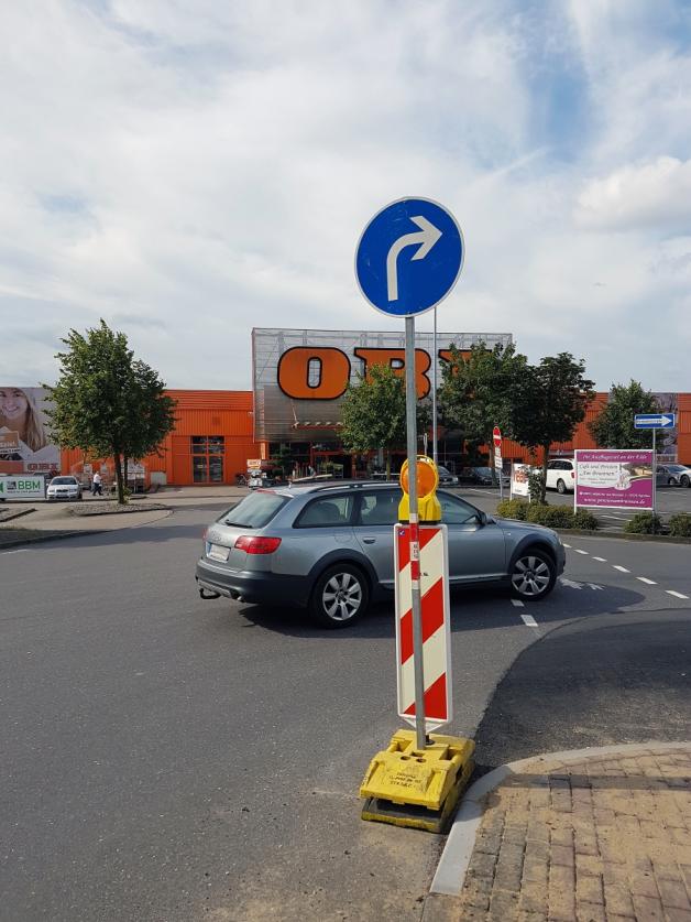 Vorgeschriebene Fahrtrichtung rechts: Dieses Verkehrszeichen steht am Parkplatz des Einkaufszentrums am Friedrich-Wilhelm-Raiffeisenring in Parchim. Geradeaus zum Baumarkt oder links zum Möbelhaus ist hier eigentlich nicht gestattet.