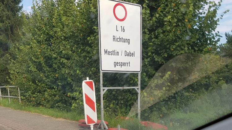 Dieses Schild steht falsch: Die L16 ist zwischen Mestlin und Lenschow in Richtung Parchim vollgesperrt.  Fotos: bölsche 