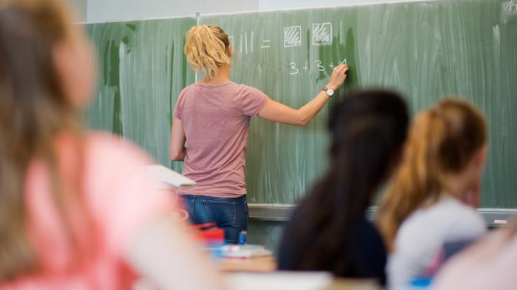 Mecklenburg-Vorpommerns Lehrer schieben einen Riesen-Überstundenberg vor sich her.