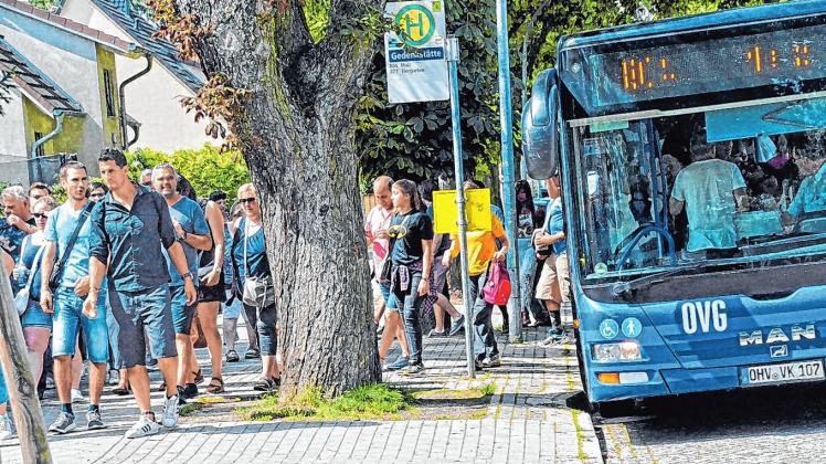 Besucher der Gedenkstätte Sachsenhausen fahren mit Linienbussen zur Gedenkstätte Sachsenhausen.  
