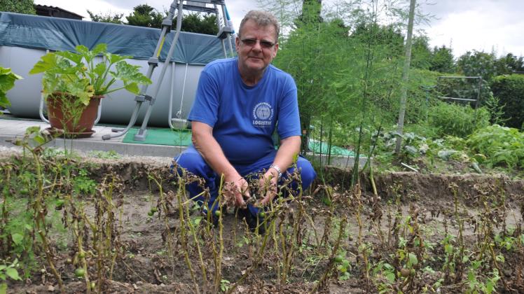 Das Wasser hat nichts von der Ernte übrig gelassen. Die Kartoffeln von Jürgen Hillmann sind wie bei vielen anderen Kleingärtnern der Anlage in der Erde verfault. Das Wasser hat nichts von der Ernte übrig gelassen. Die Kartoffeln von Jürgen Hillmann sind wie bei vielen anderen Kleingärtnern der Anlage in der Erde verfault.