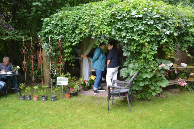 Im Gartenpavillon der Lauterfelds präsentierte die Nachbarsfamilie Ochel Kissen, Seifen, Deko, Blumensträuße und Rankhilfen für Rosen. Fotos: Schulze (3) Im Gartenpavillon der Lauterfelds präsentierte die Nachbarsfamilie Ochel Kissen, Seifen, Deko, Blumensträuße und Rankhilfen für Rosen. Fotos: Schulze (3)