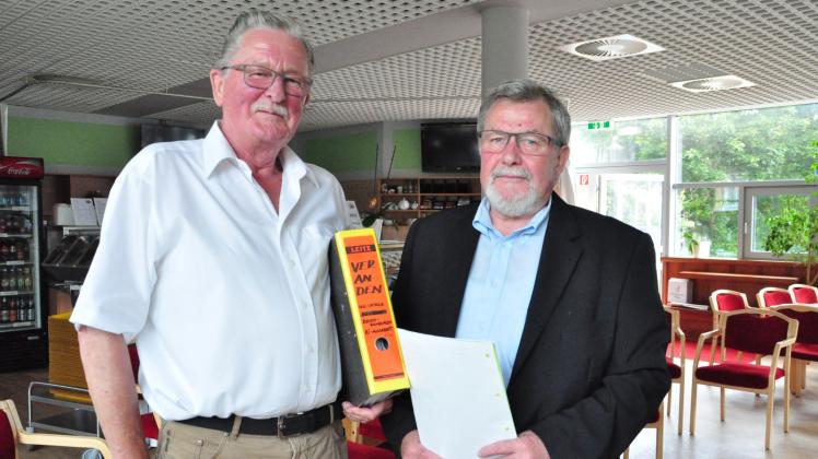 Unter neuer Führung: Aus Altersgründen und wegen frustrierender Rückschläge wollte Sprecher Helmut Bach (l.) die Bürgerinitiative „Veranda-Streit“ auflösen. Auf ausdrücklichen Wunsch der Betroffenen übernimmt jetzt Detlef Thomaneck das Zepter – und die Akten des 76-jährigen Bach. Unter neuer Führung: Aus Altersgründen und wegen frustrierender Rückschläge wollte Sprecher Helmut Bach (l.) die Bürgerinitiative „Veranda-Streit“ auflösen. Auf ausdrücklichen Wunsch der Betroffenen übernimmt jetzt Detlef Thomaneck das Zepter – und die Akten des 76-jährigen Bach.