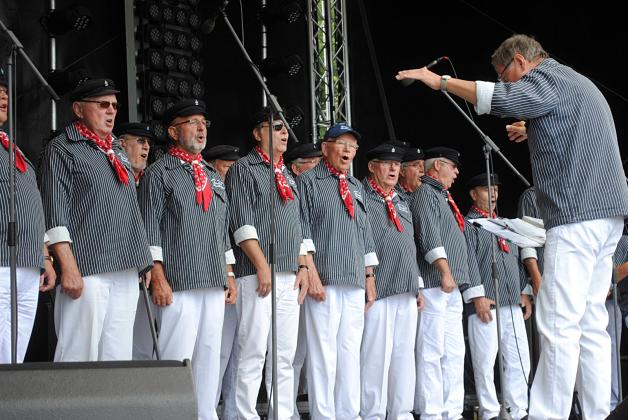 Auf viel Livemusik setzten die Veranstalter: Um die Mittagszeit unterhielten die „Reriker Heulbojen“ gestern die Gäste. Der Shantychor feiert in diesem Jahr seinen 70. Geburtstag. Fotos: Christian Menzel Auf viel Livemusik setzten die Veranstalter: Um die Mittagszeit unterhielten die „Reriker Heulbojen“ gestern die Gäste. Der Shantychor feiert in diesem Jahr seinen 70. Geburtstag. Fotos: Christian Menzel