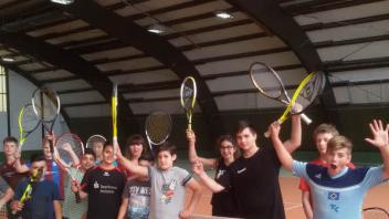 Viele Jugendliche erfreuen sich in den Sommerferien beim ETC am Tennissport.  