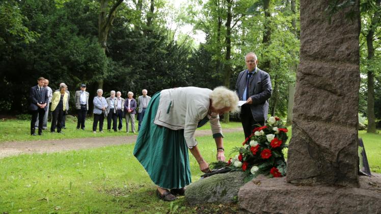 Sigrid Moede, 2. Vorsitzende des Bundes der Vertriebenen, legte vor den 16 Anwesenden und Vorsitzenden Willi Treetzen am Gedenkstein des BdV im Friedenshain einen Kranz nieder.  