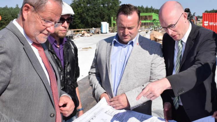 MV's Verkehrsminister Christian Pegel (r.) informiert sich beim Schweriner Straßenbauamtsleiter Thomas Taschenbrecker über den Stand der Bauarbeiten.  