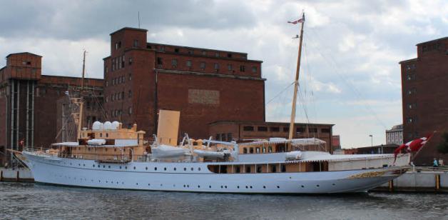 Die „Dannebrog“ ist das Schiff der dänischen Königsfamilie und legte 2012 in Wismar an. Im Zweiten Weltkrieg hatte die heutige Königsyacht als Lazarettschiff gedient. Fotos: Holger Glaner 
