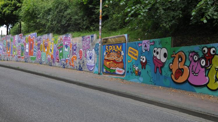 Graue Mauern auf einer Länge von etwa 100 Metern wurden in der Schwanheider Straße mit bunten Graffitis verschönert.  