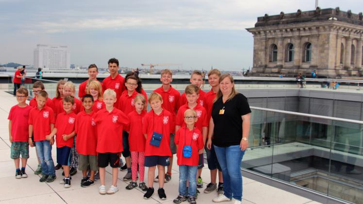 Besonderes Fotoerlebnis: Auf der Kuppel des Reichstages wurde das Gruppenfoto als Erinnerung gemacht. 