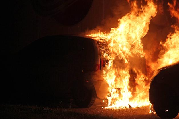 Brandserie im Rostocker Nordosten: Zwei Pizza-Autos, Mülleimer und Heuhaufen brennen - Feuerwehr im Dauereinsatz - Polizei jagt Brandstifter Brandserie im Rostocker Nordosten: Zwei Pizza-Autos, Mülleimer und Heuhaufen brennen - Feuerwehr im Dauereinsatz - Polizei jagt Brandstifter