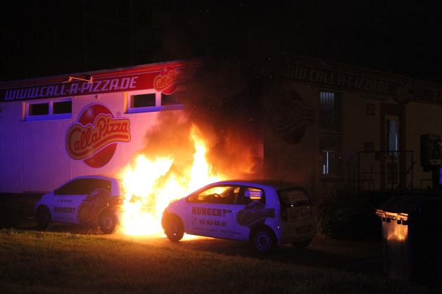 Brandserie im Rostocker Nordosten: Zwei Pizza-Autos, Mülleimer und Heuhaufen brennen - Feuerwehr im Dauereinsatz - Polizei jagt Brandstifter Brandserie im Rostocker Nordosten: Zwei Pizza-Autos, Mülleimer und Heuhaufen brennen - Feuerwehr im Dauereinsatz - Polizei jagt Brandstifter