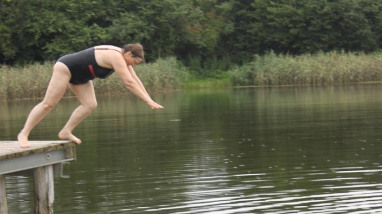 Die Seniorin taucht mit einem kühnen Kopfsprung ins Wasser. Fotos: Traudel Leske 