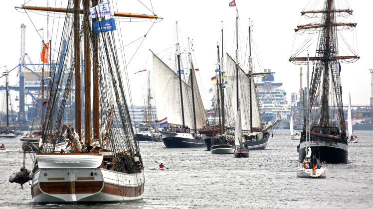 Traditionssegler und Museumsschiffe auf der 26. Hanse Sail 