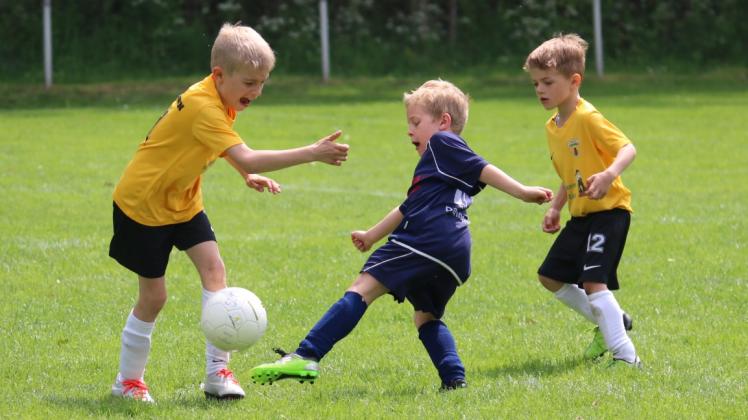 Ein Bambini-Team des SV Cumlosen (gelbe Trikots) tritt auch in der neuen Saison wieder in der Kreisliga an. Kontrahent Dannenwalde startet künftig bei den F-Junioren.  