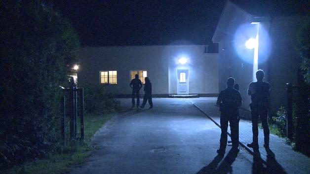 Schlag gegen Drogenkriminalität: Polizeirazzien in Stralsund und Ribnitz - 3 Festnahmen - 1 Person auf der Flucht - Spezialkräfte durchsuchen Objekte - 1,4 Kilo Marihuana beschlagnahmt