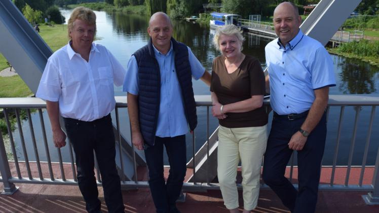 Stecken mitten in den Vorbereitungen für das Brückenfest: Hauptveranstalter Axel Voss (v. l.), Bürgermeister Mathias Schauer, Elke Prehn vom Schwaaner Gewerbestammtisch und Renee Recke von der Warnow Tourismus GmbH.  
